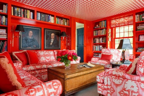 红色的客厅。