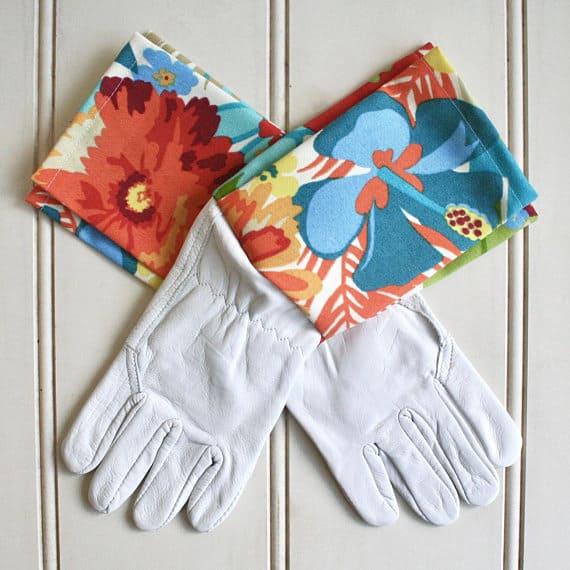 白色皮革手套与彩色花卉口音。