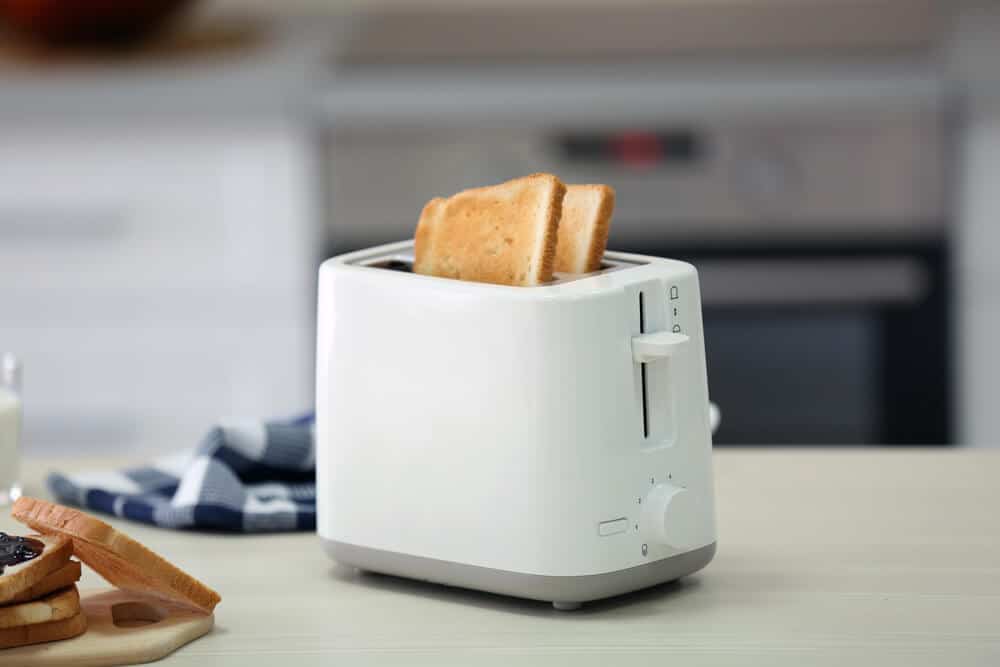 白色，标准的烤面包机适合小厨房。