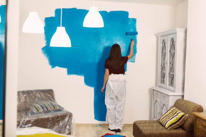 女人在粉刷房间