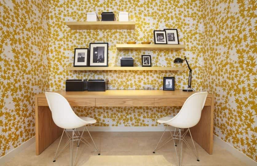 黄色和棕色的家庭办公室。
