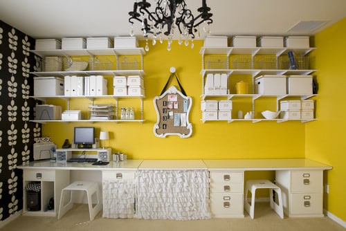 黄色和白色的当代家庭办公室。