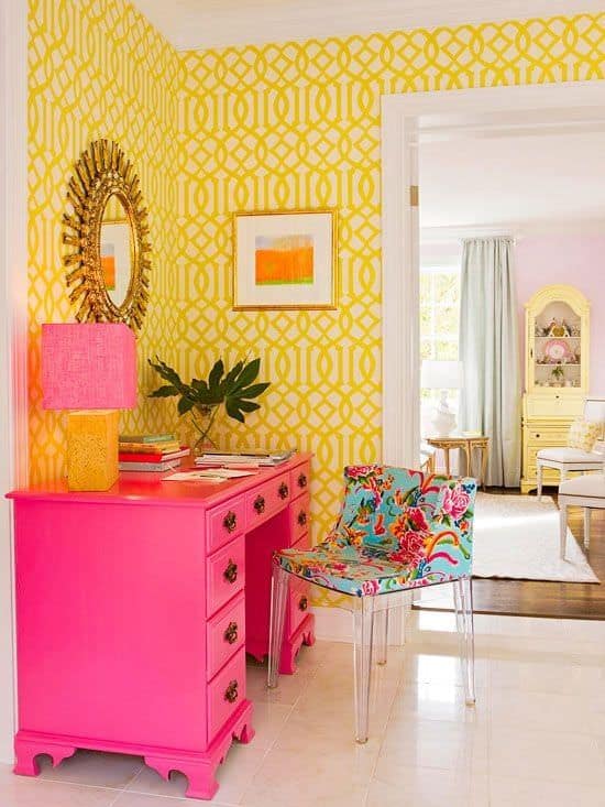 黄色和粉色折衷的家庭办公室。