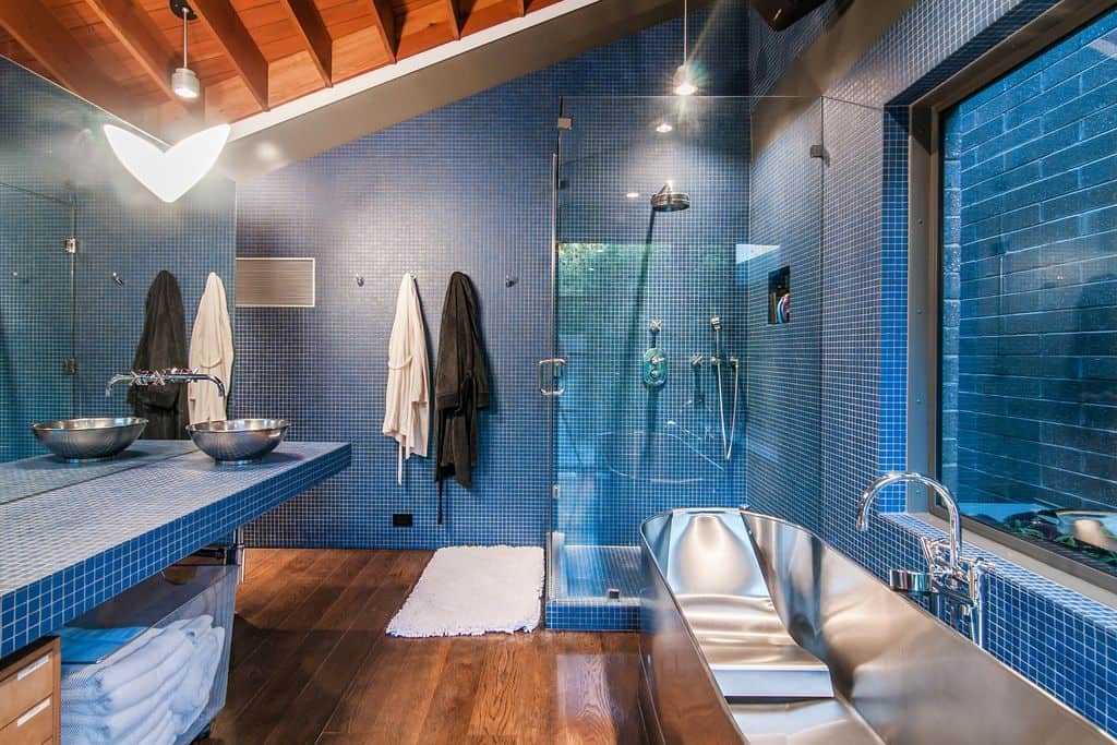 蓝色单身汉的主浴室。
