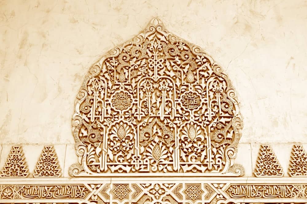 阿拉伯语在阿尔罕布拉宫复杂的宫殿墙壁上。