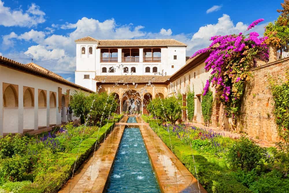 阿罕布拉宫的Generalife庭院，有著名的喷泉和花园。