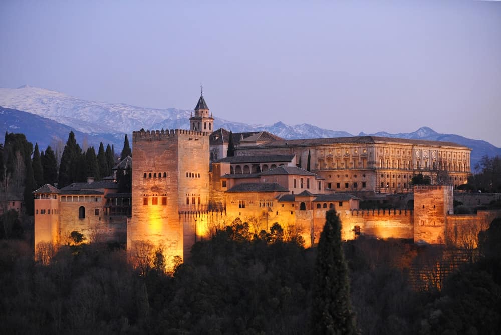 阿尔罕布拉宫宫殿与彗星塔，查尔斯v和塞拉尼达宫殿在背景期间，格拉纳达，安大路西亚，西班牙。