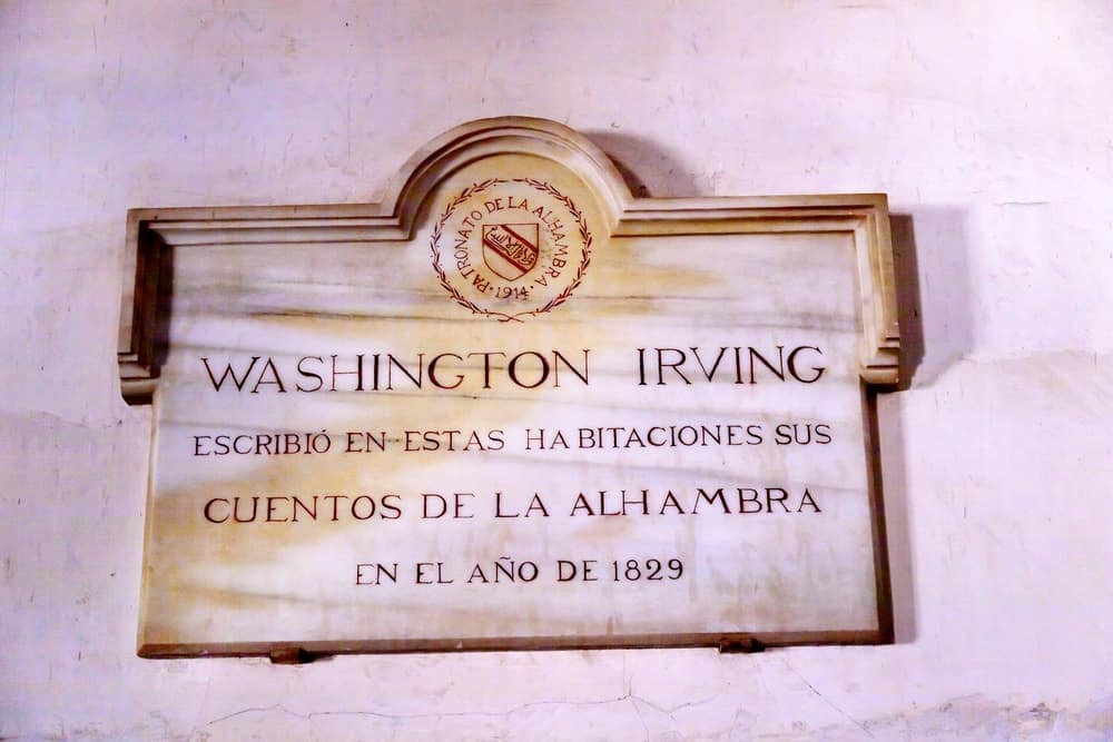 美国作家华盛顿·欧文的纪念碑在阿罕布拉宫的庭院里。