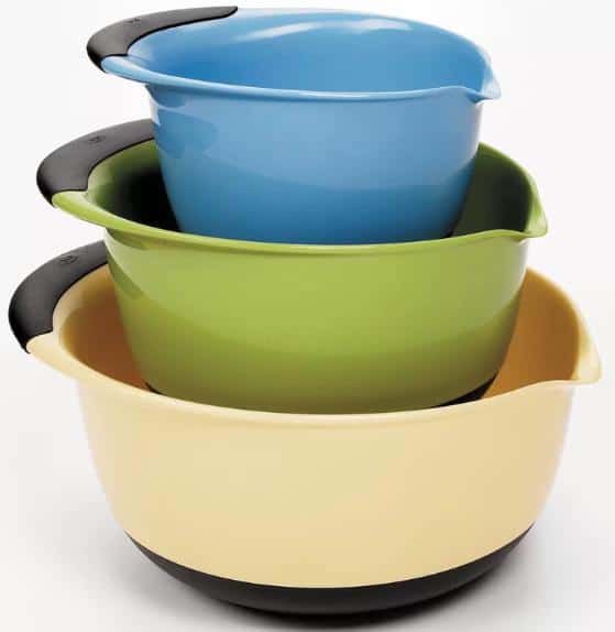 米色、蓝色和绿色的搅拌碗，配有摩擦握把。