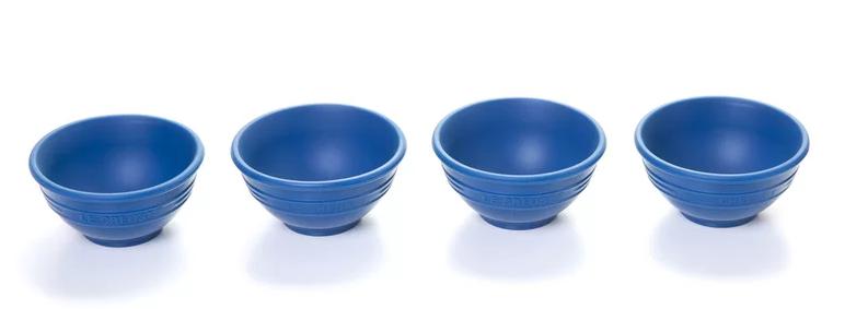 4个蓝色的小硅胶搅拌碗。
