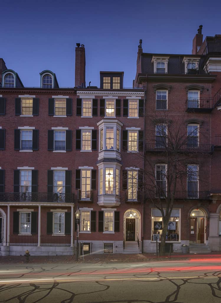 在波士顿的一个常见的联排别墅有一个红色的砖外观。