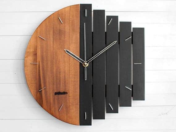 棕色和黑色的木制挂钟，造型独特。