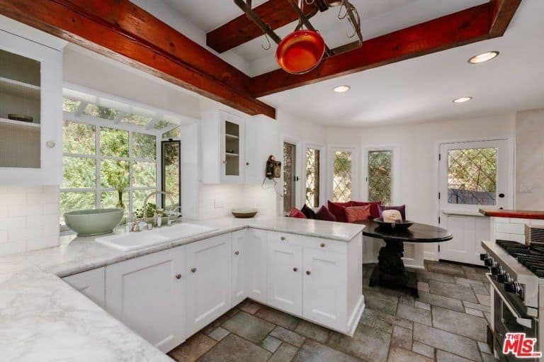 厨房的特色是白色的墙壁和橱柜，以及顶级的电器和横梁天花板，由嵌入式吸顶灯照明。