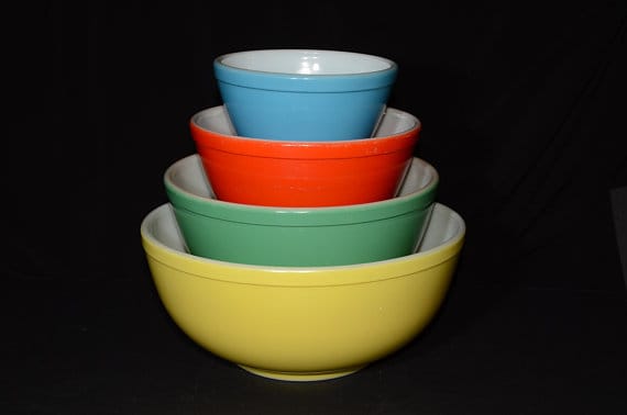 四种不同大小的彩色老式搅拌碗。