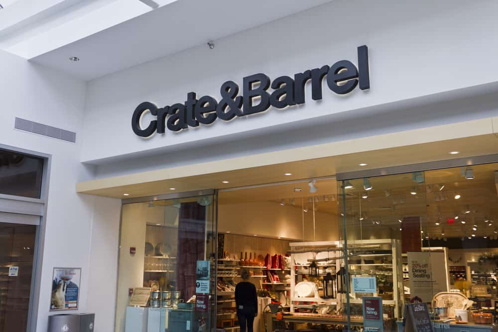 印第安纳波利斯的Crate&Barrel零售店入口。