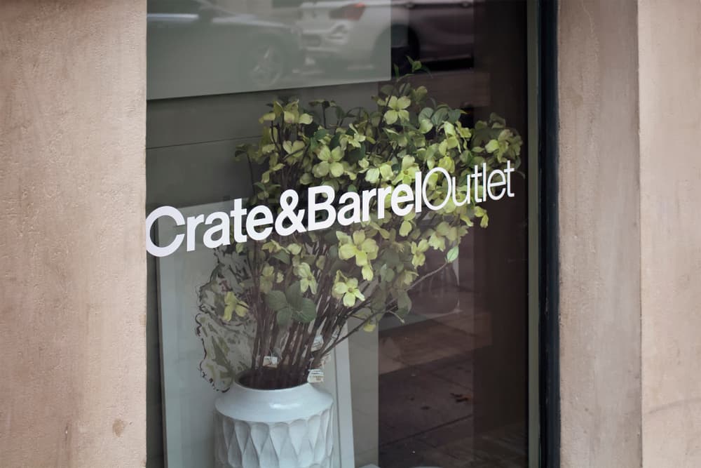 土耳其伊斯坦布尔的Crate&Barrel商店橱窗。