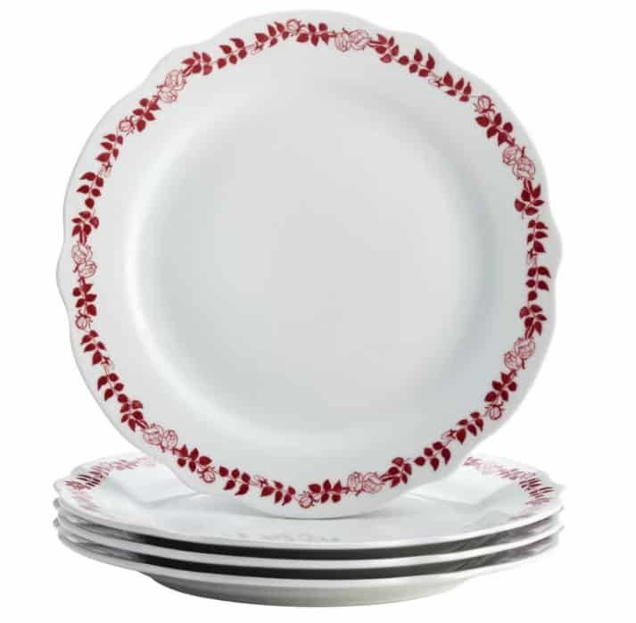 受老式插画工艺的启发，这款传家宝品质的盘子套装包括四个由耐用的瓷器精制而成的餐盘，每个餐盘都有喜庆的红色设计，衬托着闪闪发光的冬季白色。