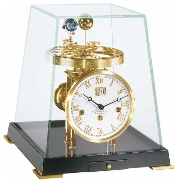 玻璃框架内的金色机械钟。