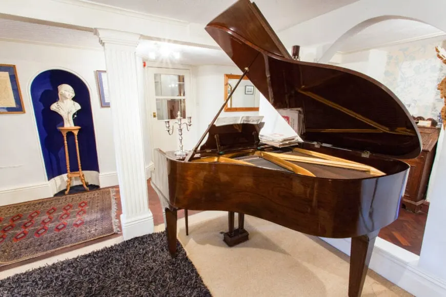 钢琴在客厅