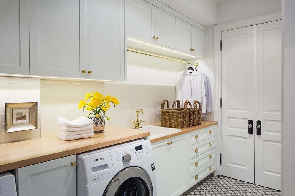 洗衣房特性三星高效洗衣机/干衣机,为存储和低乙烯地板橱柜。