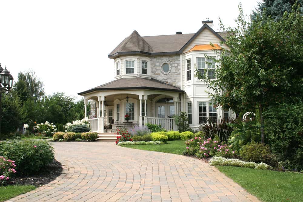 美丽的红砖圆形车道通往当代维多利亚风格的家。蜿蜒的砖砌车道与华丽的住宅设计很相配。