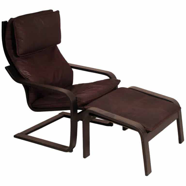 棕色Poäng椅子与配套的脚凳。