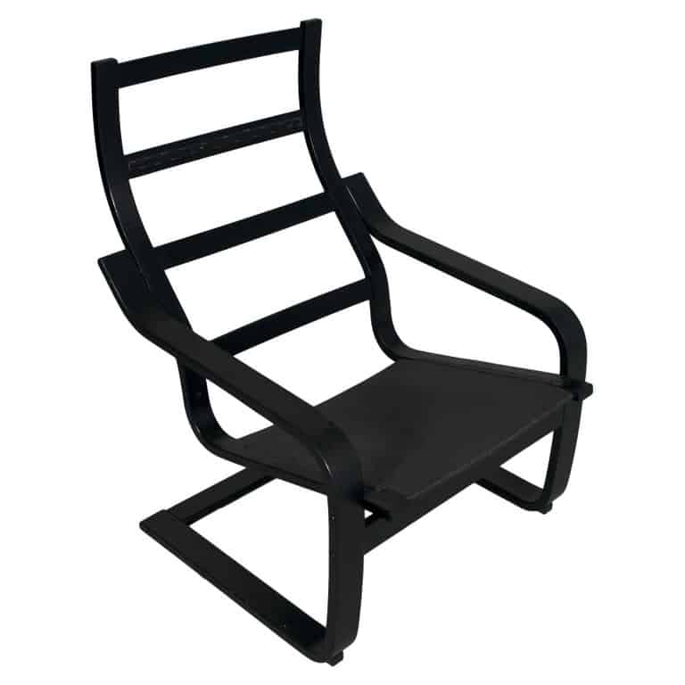 POÄNG黑色钢架椅子。