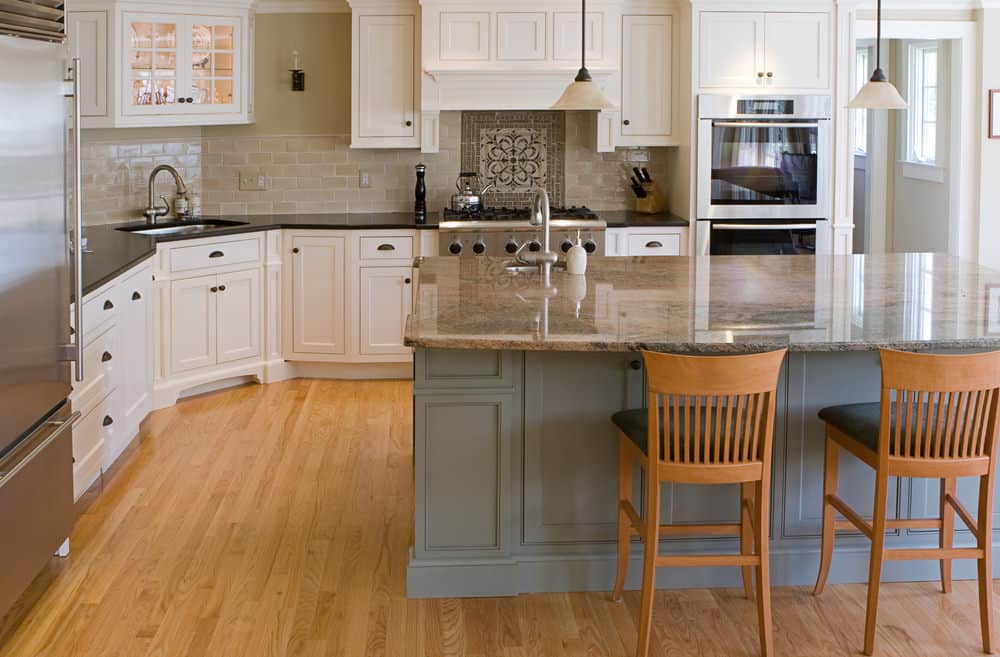 乍一看，这是一个简单的厨房，有极简主义的氛围，但遗憾的是，为地板选择的木材太轻。我喜欢绿色和白色的颜色组合，但浅色的木钢的所有其他设计元素在这个厨房。