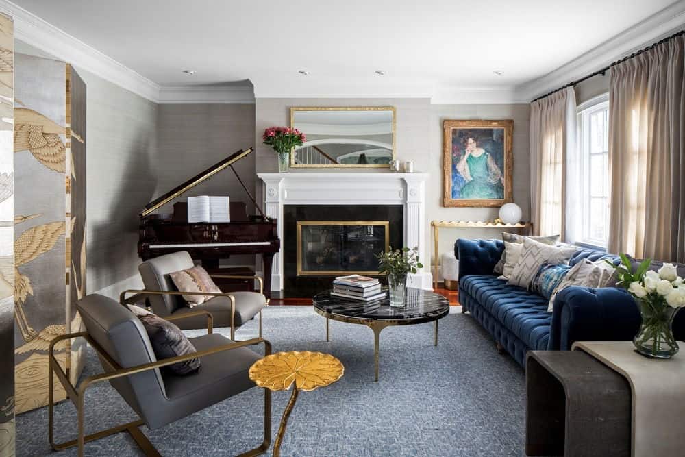 优雅的客厅，有优雅的地毯，沙发和壁炉，角落里有钢琴。