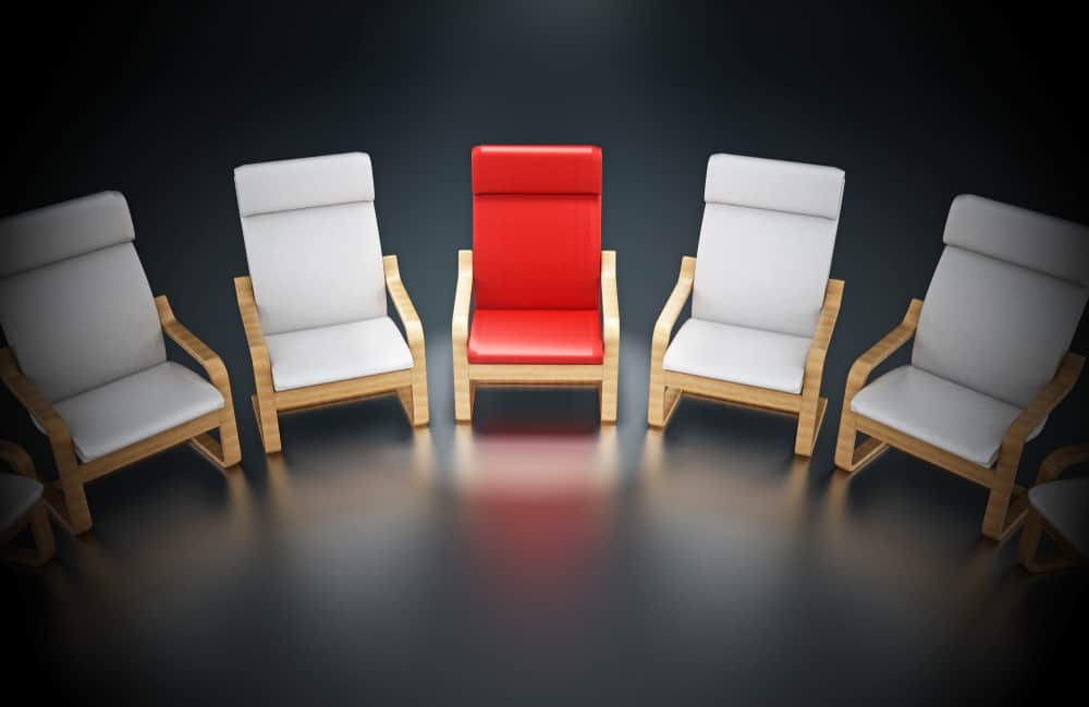 现代POÄNG椅子的颜色为白色和中间的红色椅子。