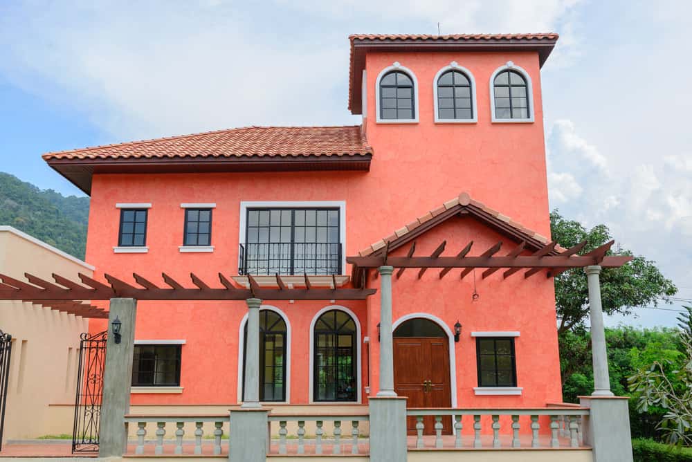 粉红色的红色热带住宅与塔楼的房间。