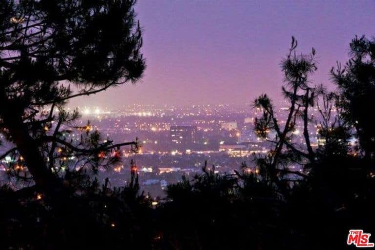 桑德拉·布洛克的家可以看到洛杉矶的壮丽景色。