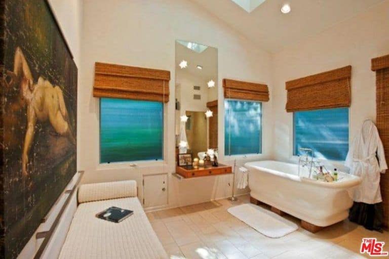 浴室配有浴缸、淋浴房和带天窗的长凳。