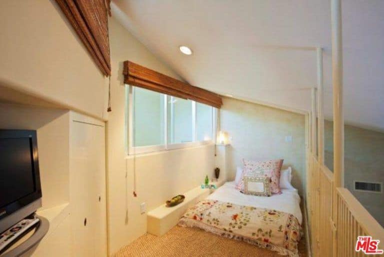 该住宅还设有一间带电视和凹形顶灯的小卧室。