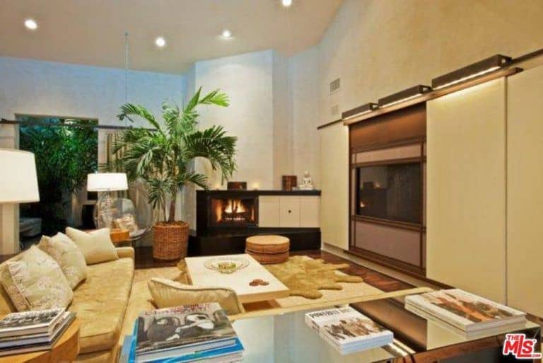 客厅拥有优雅的家具，壁炉和通往户外设施的门口。