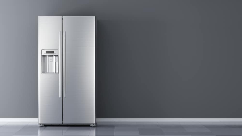 现代并排不锈钢冰箱在灰色背景。