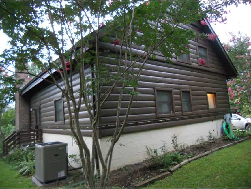一个棕色房子的户外视野聚焦在它的钢原木壁板。