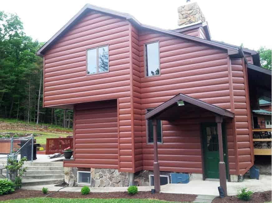 室外视图的房子与钢原木滑动在红色。
