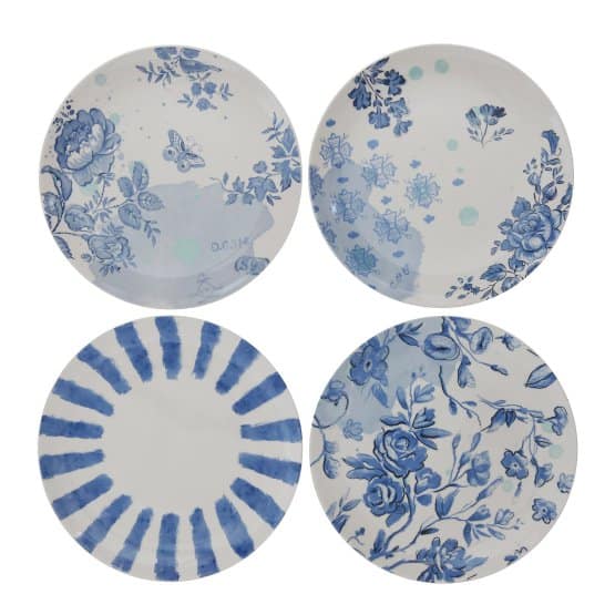 白色和蓝色的石器盘子的蓝色图案，一套4给他们一个柔和的色彩，由石器制作而成。