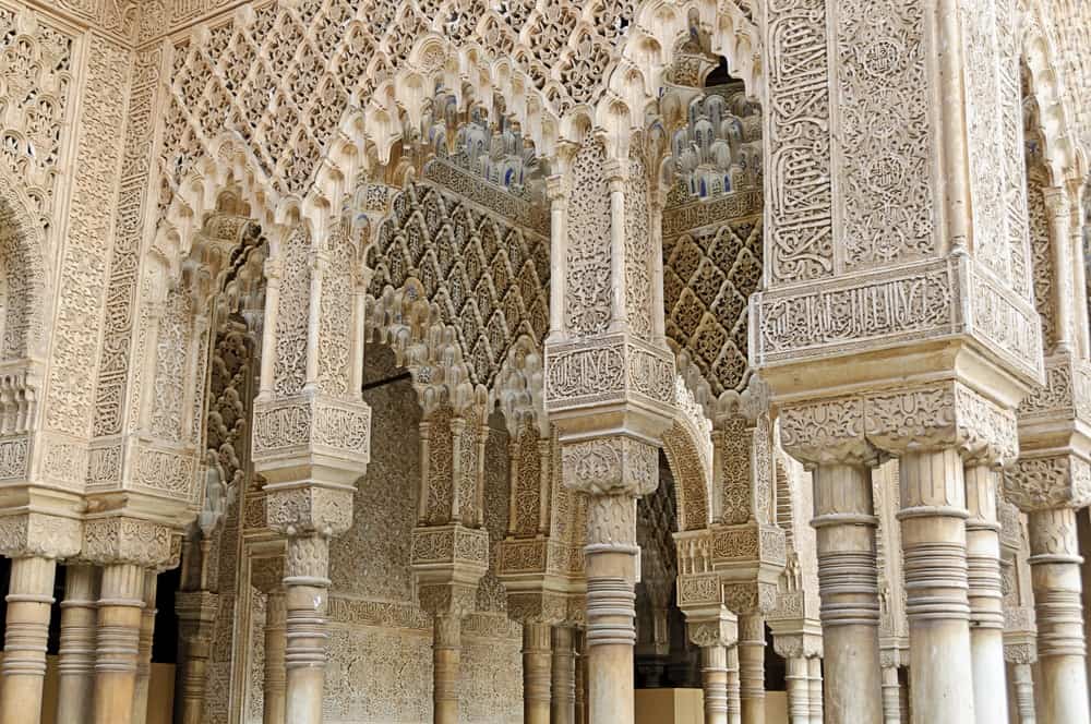 西班牙格拉纳达阿尔罕布拉宫内Nasrid宫或Palacio Nazaries宫内“天井”的装饰拱门和柱子。