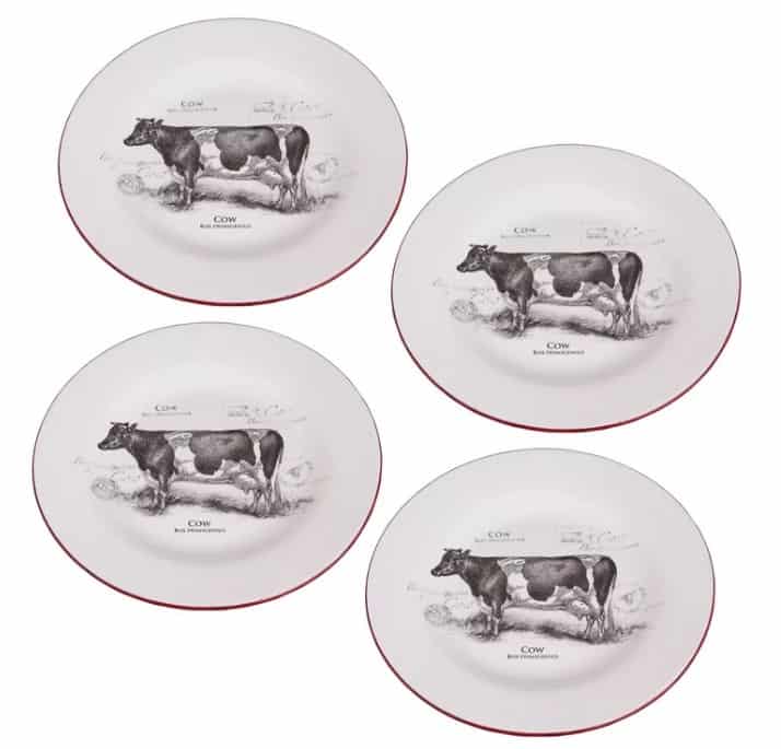 经典的农家乐风格的沙拉盘，带有谷仓院子里的红色，由锡釉陶器制成。