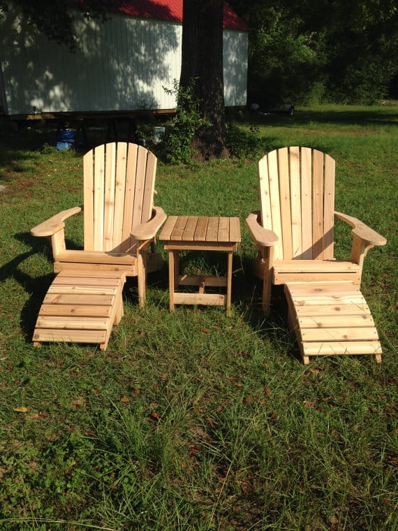 手工制作的木制阿迪朗达克椅子。