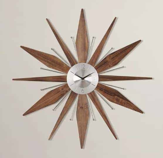 大型，现代风格的木制挂钟。