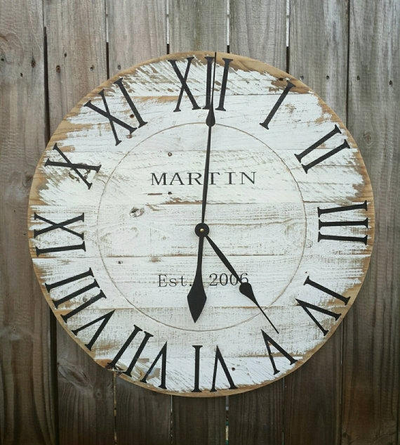 圆形，木制乡村风格的时钟，数字在罗马数字。