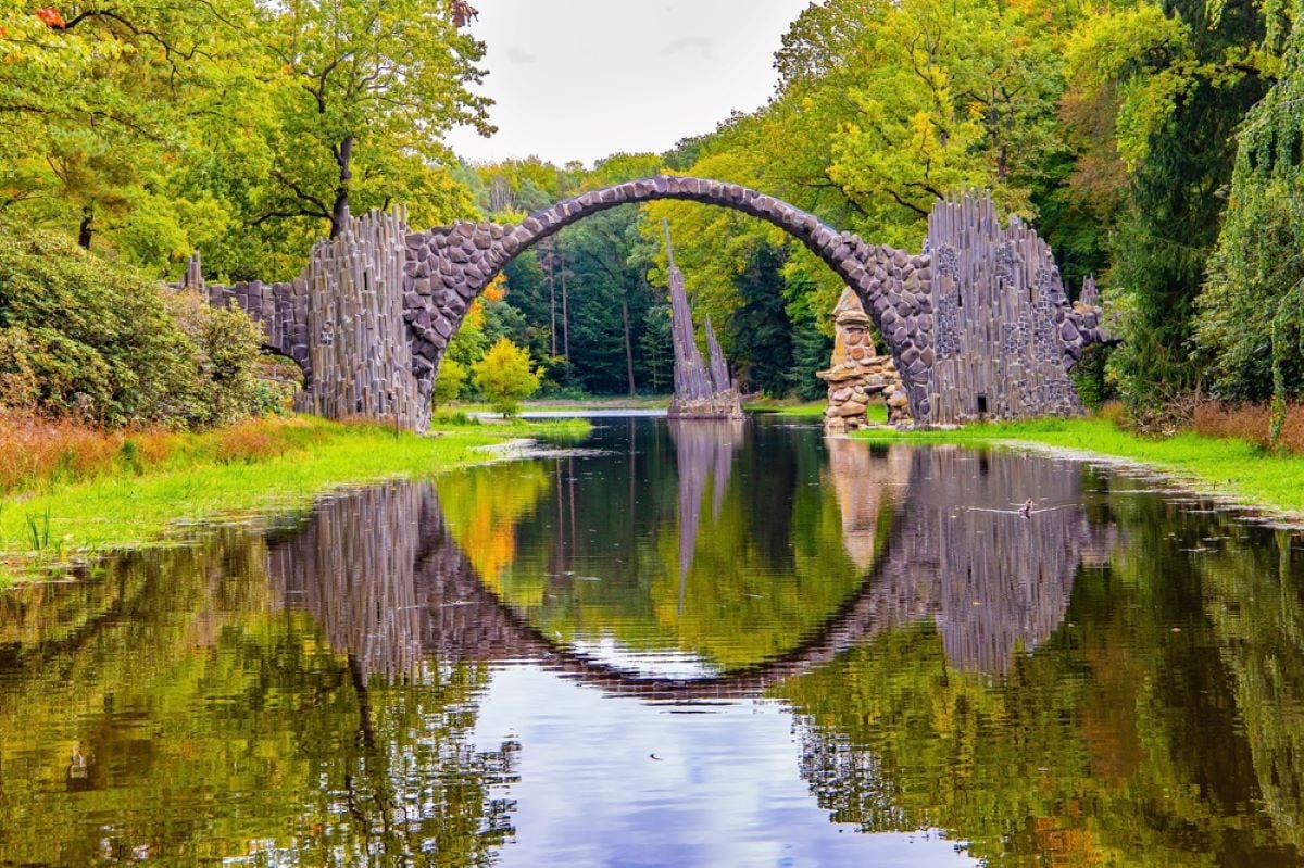 德国Kromlau公园Rakots河上的拱桥照片。