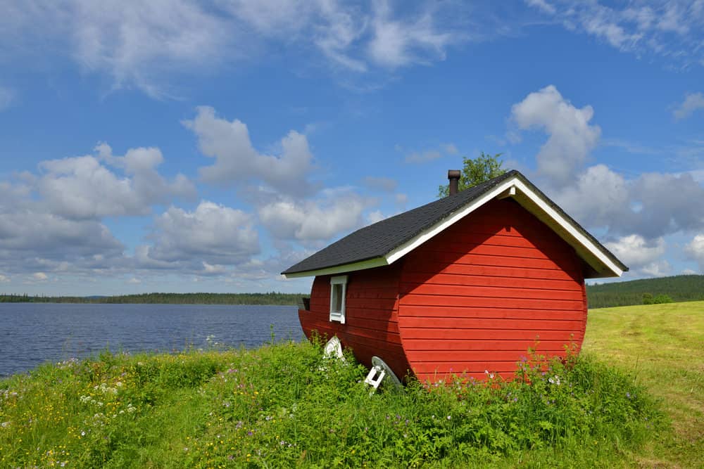 芬兰传统的红色桑拿小屋