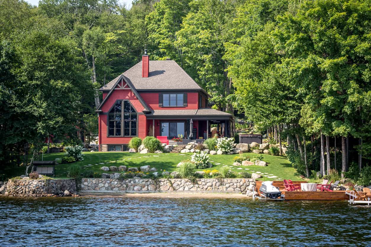 豪华的红色湖畔物业位于Lac St-Joseph，魁北克市富裕的郊区。