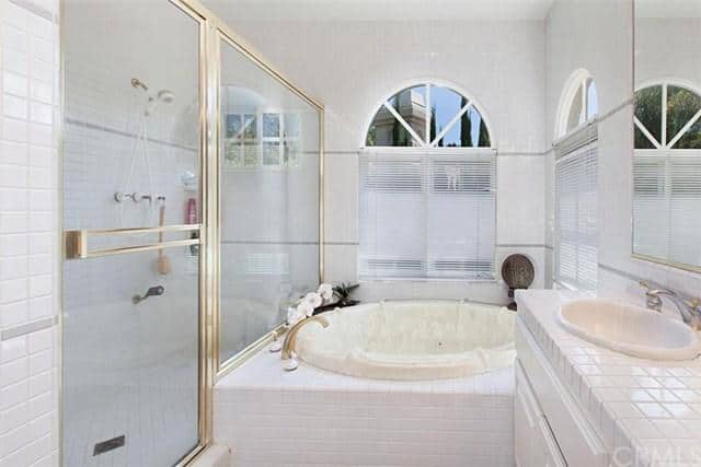 浴室里有浴缸、淋浴区和水槽，看起来很优雅。