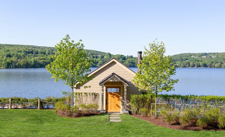 一个木制的湖边小屋提供了周围令人惊叹的景色。