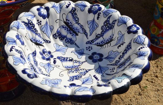 白色陶瓷鸟浴，蓝色墨西哥风格的细节。